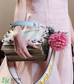 fendi小菠蘿毛球掛件多少錢？芬迪菠蘿毛球價(jià)格