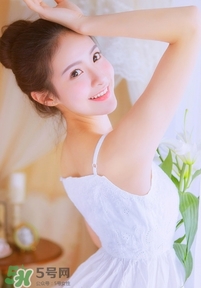 化完妝臉上出油是什么原因？化完妝臉上出油怎么辦？