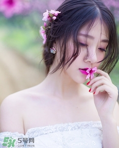 化完妝臉上出油是什么原因？化完妝臉上出油怎么辦？