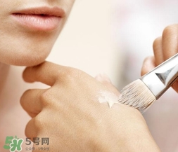 化妝后臉癢是怎么回事？化妝后臉癢怎么辦？