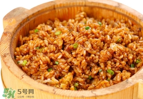 醬油炒飯?jiān)趺醋?？醬油炒飯生抽還是老抽
