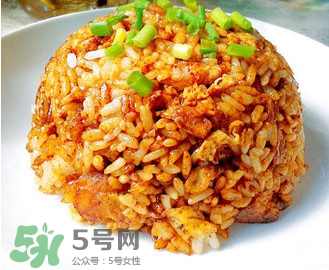 醬油炒飯?jiān)趺醋觯酷u油炒飯生抽還是老抽