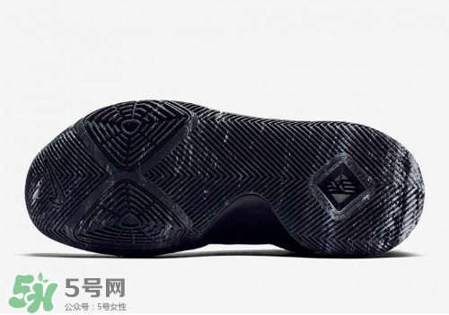 nike kyrie 3 triple black多少錢(qián)？耐克歐文3代純黑配色專(zhuān)柜價(jià)格
