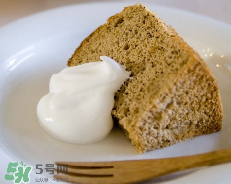 戚風(fēng)蛋糕為什么要倒扣？戚風(fēng)蛋糕倒扣方法