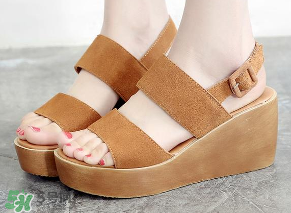 夏天穿涼鞋腳出汗怎么辦？夏天穿涼鞋腳臭怎么辦？