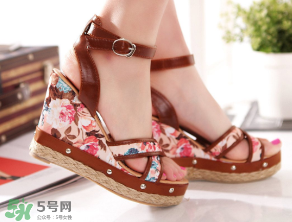 夏天穿涼鞋腳出汗怎么辦？夏天穿涼鞋腳臭怎么辦？