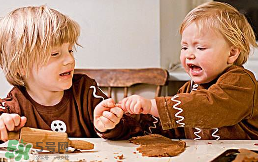 什么時(shí)候給寶寶剪指甲？寶寶多大可以剪指甲？