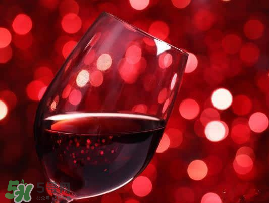 藍(lán)莓酒和葡萄酒哪個(gè)好？藍(lán)莓酒好還是葡萄酒好？