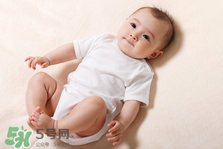 母乳喂養(yǎng)胸部一大一小怎么辦？母乳喂養(yǎng)會導(dǎo)致胸不對稱嗎？