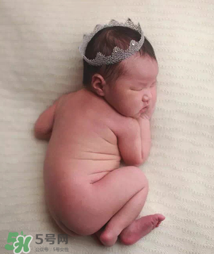 母乳喂養(yǎng)胸部一大一小怎么辦？母乳喂養(yǎng)會導(dǎo)致胸不對稱嗎？