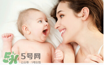 母乳喂養(yǎng)胸部一大一小怎么辦？母乳喂養(yǎng)會導(dǎo)致胸不對稱嗎？