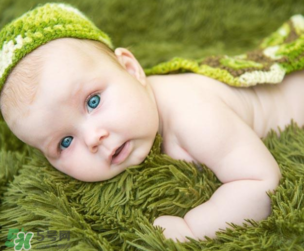 母乳喂養(yǎng)胸部一大一小怎么辦？母乳喂養(yǎng)會導(dǎo)致胸不對稱嗎？