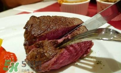 牛排是左手拿刀還是右手？吃牛排的正確方法