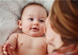 母乳喂養(yǎng)胸部一大一小怎么辦？母乳喂養(yǎng)會導(dǎo)致胸不對稱嗎？