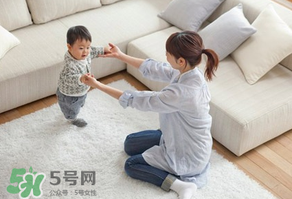 怎么糾正寶寶內(nèi)八字腳？寶寶八字腳幾歲前可以糾正？