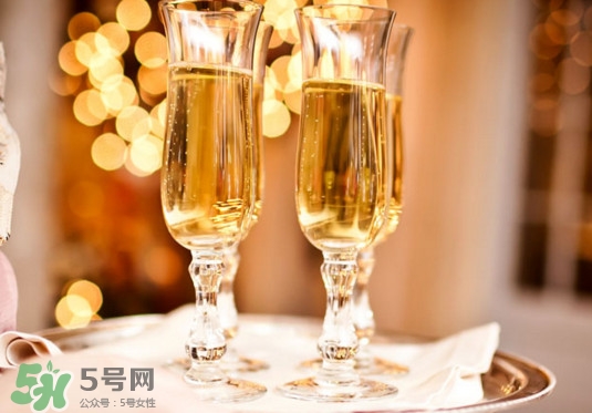 香檳是什么做成的？香檳有甜味的嗎