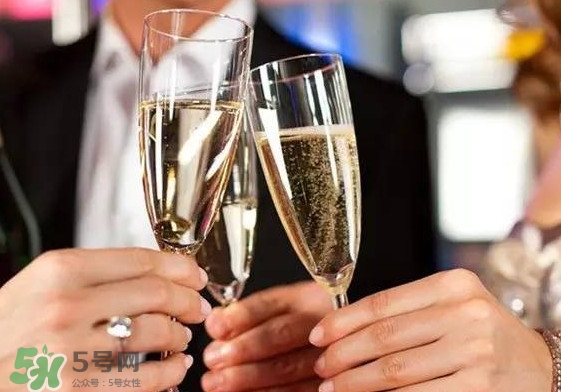 香檳是什么做成的？香檳有甜味的嗎