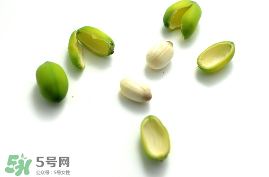 蓮蓬子中間的芯能吃嗎？蓮蓬子的功效與作用