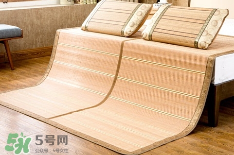 夏天擦涼席用熱水還是用冷水？涼席來年用時(shí)注意什么