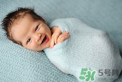 新生兒吃母乳一次吃多久？新生兒吃母乳一次十分鐘正常嗎？