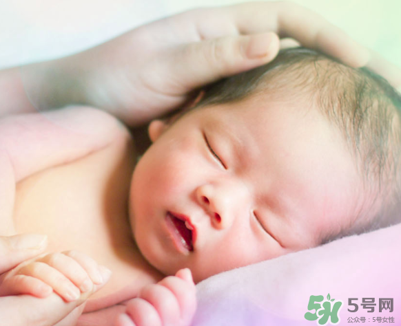 新生兒吃母乳一次吃多久？新生兒吃母乳一次十分鐘正常嗎？