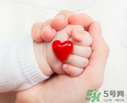 新生兒吃母乳需要喝水嗎？新生兒需不需要要喝水？