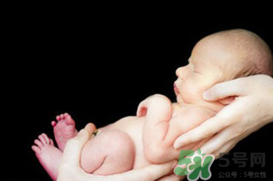 新生兒吃母乳需要喝水嗎？新生兒需不需要要喝水？