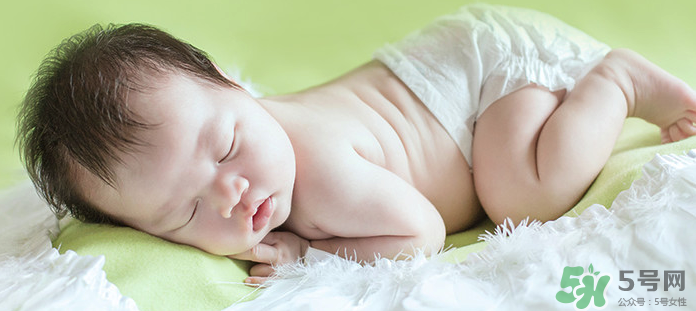 新生兒吃母乳需要喝水嗎？新生兒需不需要要喝水？