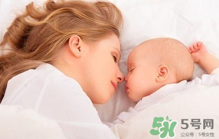 新生兒吃母乳需要喝水嗎？新生兒需不需要要喝水？