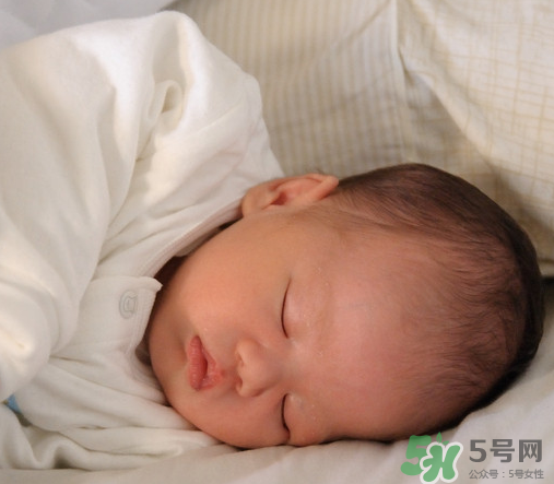 新生兒吃母乳拉稀是怎么回事？新生兒吃母乳拉稀怎么辦？