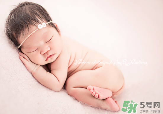 新生兒吃母乳一天拉幾次正常？新生兒吃母乳的排便規(guī)律