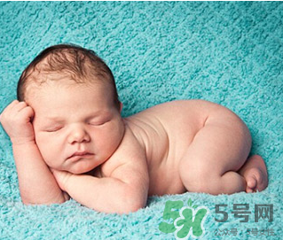 新生兒吃母乳拉奶瓣是怎么回事？新生兒吃母乳會(huì)拉奶瓣嗎？