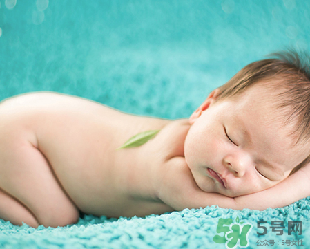 新生兒吃母乳拉奶瓣是怎么回事？新生兒吃母乳會(huì)拉奶瓣嗎？