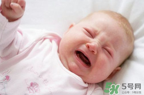 新生兒吃母乳拉奶瓣是怎么回事？新生兒吃母乳會(huì)拉奶瓣嗎？