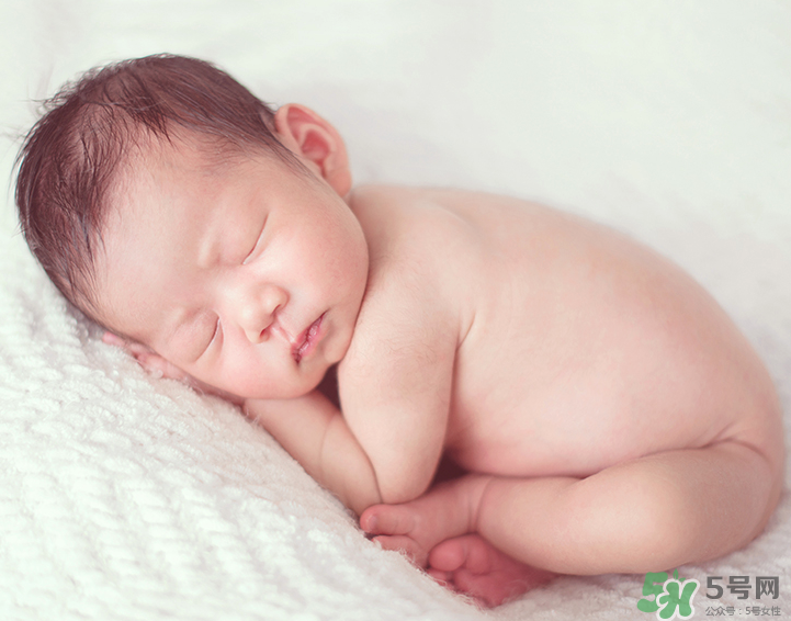 新生兒吃母乳拉奶瓣是怎么回事？新生兒吃母乳會(huì)拉奶瓣嗎？