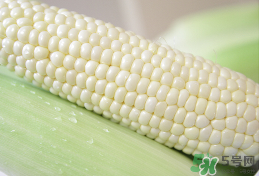 白玉米煮后變黃能吃嗎？白玉米為什么變黃了？