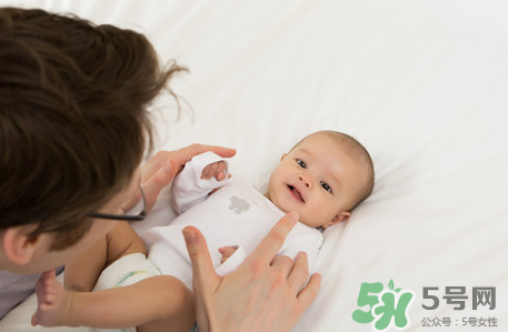 新生兒吃母乳放屁拉稀正常嗎？新生兒吃母乳拉黃水正常嗎？