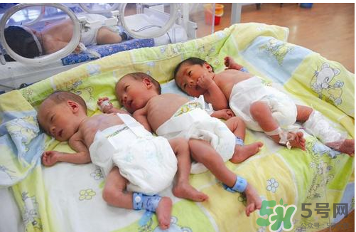 新生兒吃母乳放屁拉稀正常嗎？新生兒吃母乳拉黃水正常嗎？