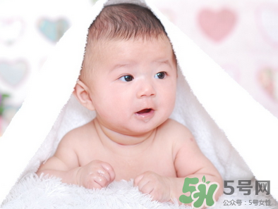 新生兒吃母乳放屁拉稀正常嗎？新生兒吃母乳拉黃水正常嗎？