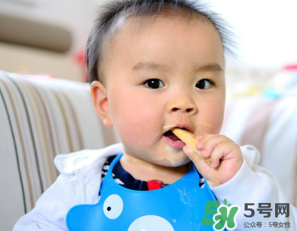 磨牙餅干幾個(gè)月寶寶能吃？磨牙餅干幾個(gè)月吃？