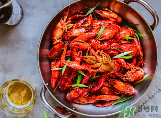 做麻辣小龍蝦放什么調(diào)料？麻辣小龍蝦可以放什么菜？