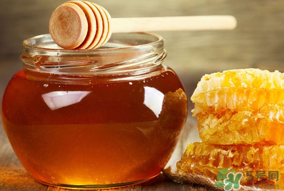 黑枸杞能和蜂蜜一起喝嗎？蜂蜜可以和黑枸杞一起喝嗎