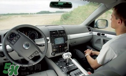 李彥宏坐無(wú)人駕駛汽車上五環(huán) 無(wú)人駕駛汽車什么時(shí)候上市？