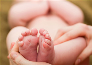 新生兒吃母乳拉奶瓣是怎么回事？新生兒吃母乳會(huì)拉奶瓣嗎？