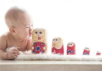 新生兒吃母乳放屁拉稀正常嗎？新生兒吃母乳拉黃水正常嗎？