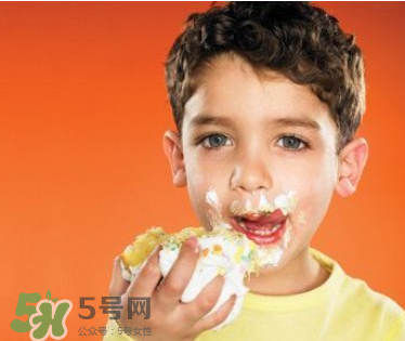 寶寶愛(ài)吃甜食智力會(huì)下降嗎？?jī)和瘣?ài)吃糖會(huì)影響智力嗎？