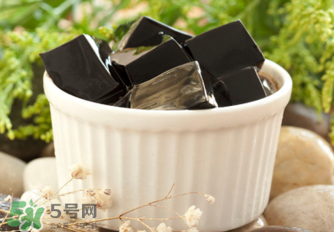 龜苓膏是烏龜做的嗎？龜苓膏是什么做的？