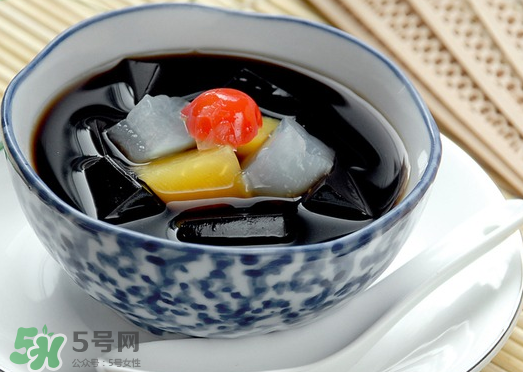 龜苓膏是烏龜做的嗎？龜苓膏是什么做的？