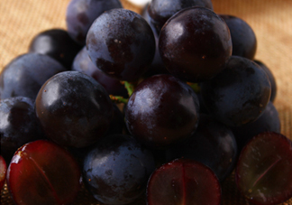 夏黑葡萄多少錢(qián)一斤？夏黑葡萄怎么挑選？