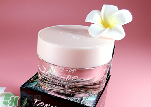 瑪麗黛佳素顏霜和v7哪個(gè)好？瑪麗黛佳素顏霜和v7對比